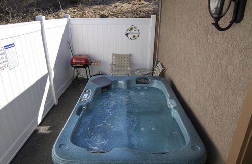 Ahwahnee Apartment | Private Hot Tub - BBQ - Sleeps 2 - Crazy Cow