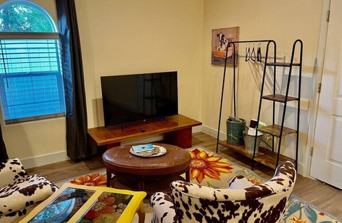 Ahwahnee Apartment | Private Hot Tub - BBQ - Sleeps 2 - Crazy Cow
