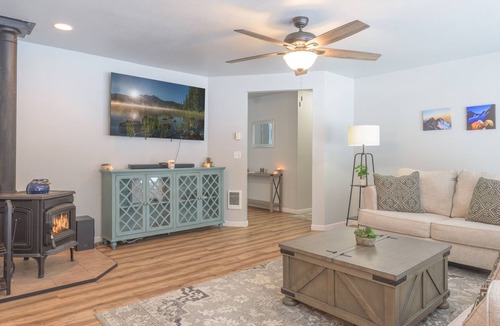 Deschutes River Woods House | Private Hot Tub ~ Great Privacy ~ Fireplace