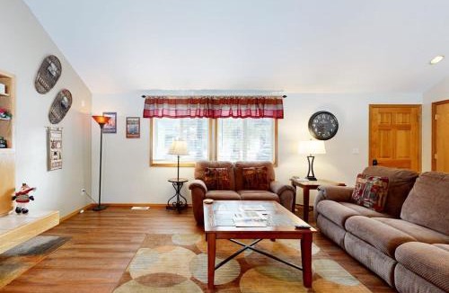 Overlook Park House | Private Hot Tub Large Backyard SHARC Passes EV Charger