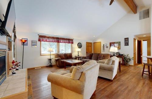 Overlook Park House | Private Hot Tub Large Backyard SHARC Passes EV Charger