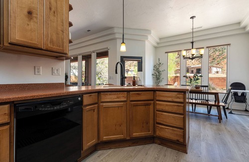 Kanab House | Private hot tub! Pool/Spa! 2 King Beds! Bunk Room! Sleeps 10! Pickleball! Gym!