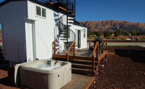 Apple Valley House | Private Hot Tub & Red-Rock Views, Zions Tiny Getaway
