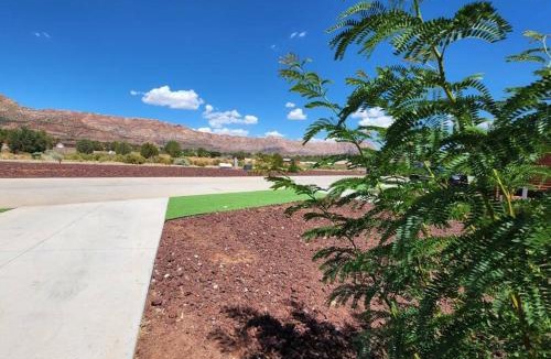 Apple Valley House | Private Hot Tub & Red-Rock Views, Zions Tiny Getaway