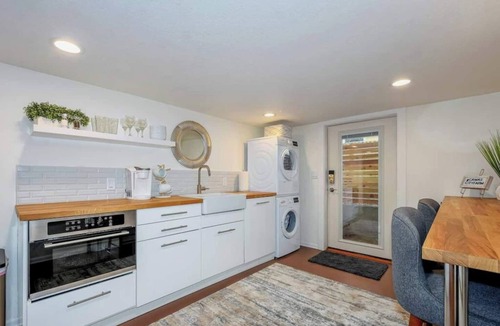 Camas Apartment | Private New Garden Apartment w Hot Tub