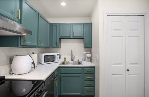 Far Southwest Apartment | Private Newly Renovated modern loft studio with Free Parking, AC/Heat and WiFi