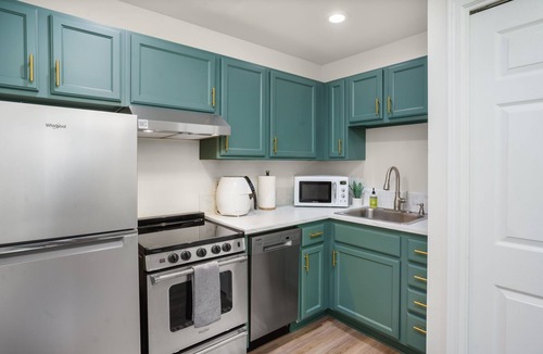 Far Southwest Apartment | Private Newly Renovated modern loft studio with Free Parking, AC/Heat and WiFi
