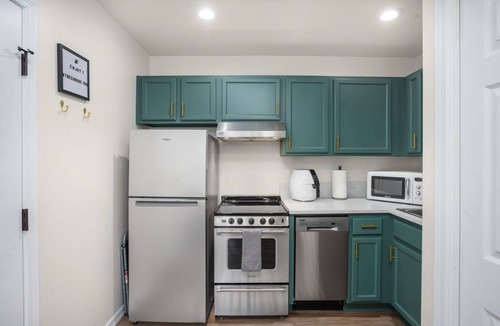 Far Southwest Apartment | Private Newly Renovated modern loft studio with Free Parking, AC/Heat and WiFi