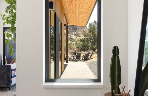 Terrebonne House | Private Retreat Steps to Smith Rock | Quiet Luxury & Hot Tub