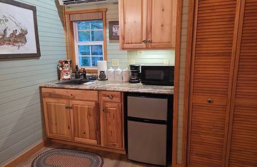 Jamestown Apartment | Private romantic Tiny Home King bed Jamestown