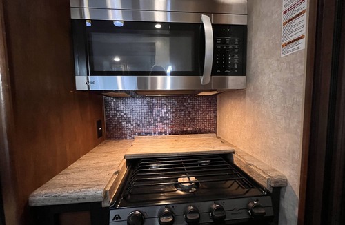 Alvadore House | Private RV Oasis- 5 Min - Eugene Airport - 15 Min - Autzen Stadium
