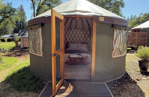 Murphys Cabin | Private Spa & Yurt with Sauna, Soaking Tub - Glamp & Walk to Main St