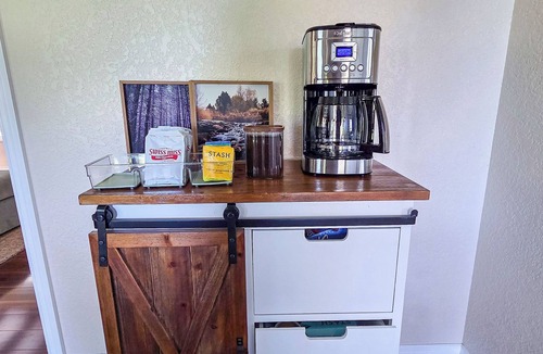 Roseburg House | Private Umpqua River Retreat w/2 King Suites & Patio