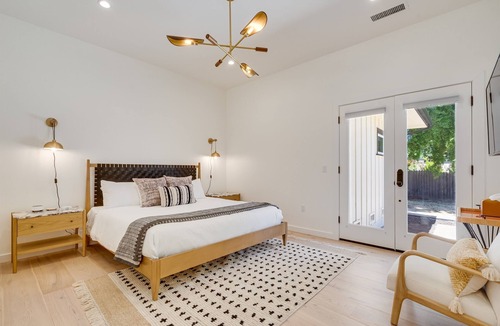 Vineburg House | Private Villa on 4.3 Acre Estate Pool + Hot Tub + Yoga Room Close to Sonoma DT