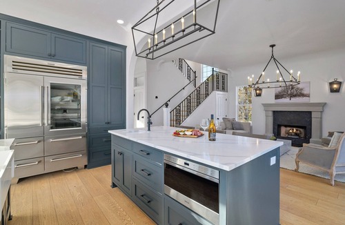 Jacksonville House | Private vineyard sanctuary for 8. Savor coffee at sunrise in the backyard oasis, soak in the hot tub under starry skies, and enjoy this elegant spacious retreat with mountain views, minutes from Historic Jacksonville and Applegate’s wine country.