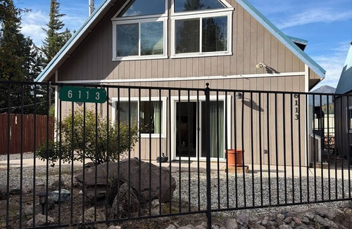 Mount Shasta House | PROMO 10% WEEKLY AND 15% MONTHLY DISCOUNT Mt. Shasta Cabin/Black Butte Mountain