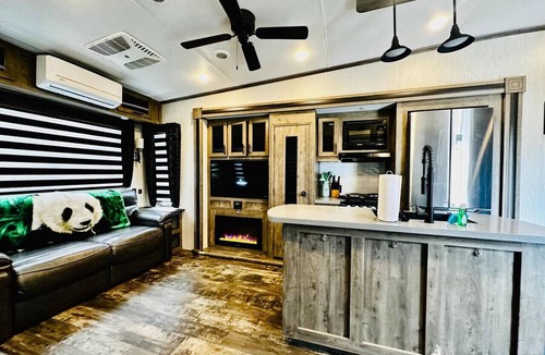 Ahwahnee House | Puffy Panda RV - Hot Tub - Pet Friendly - Sleeps 2