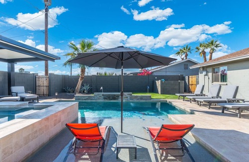 Cox Heights House | PuttPutt, Outdoor TVs & BBQ Bar, Pool & Spa! 5 mins from Old Town!