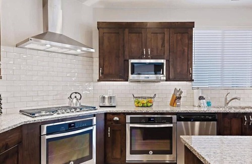 Santa Clara House | PVZ 98| Sleeps 43 * Pool & Hot Tub! * Sports Court