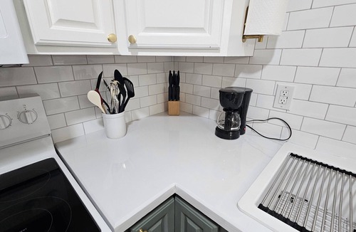 Raymond House | Quaint Rennovated 2-Bedroom close to the solar farms and Honda