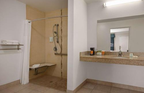 Lake Elsinore Hotel | Quality Inn Lake Elsinore I-15