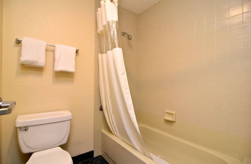 Shelltown Hotel | Quality Inn San Diego I-5 Naval Base