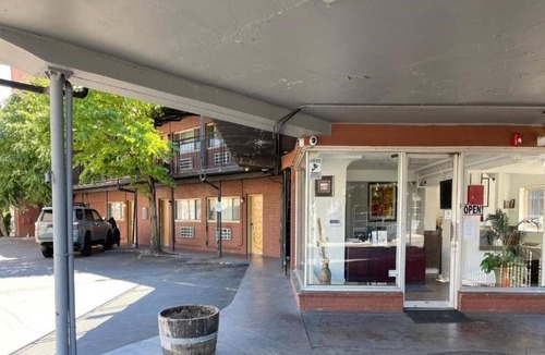 Hollywood District Apartment | Queen Bed Studio Non-Smoking