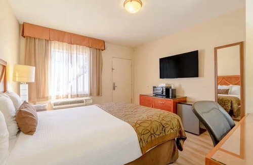 Yuma Townsite Hotel | Queen Retreat | Minutes to Gateway Park & Trails | Pool & Fitness Center Onsite