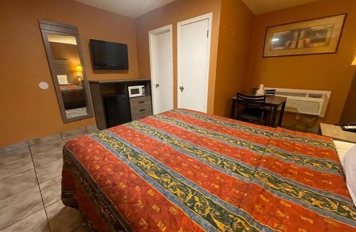 Victorville Hotel | Queen Smoking at New Corral Motel