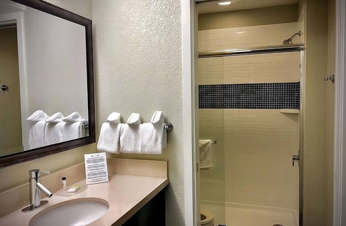 San Bruno Hotel | Quick Drive from San Francisco Int’l Airport! Unit w/Full Kitchen & Free Bfast!