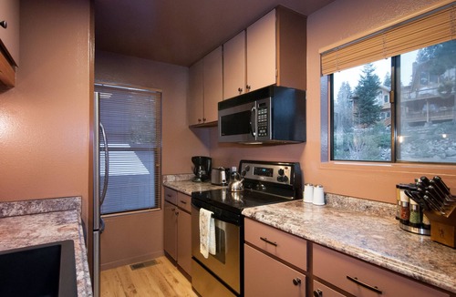 Lake Forest House | Quiet and Serene Tahoe Ski Getaway + Small Private Complex + Close to Resorts