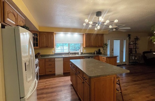 Red Bluff House | Quiet bungalow! 5min from I-5, hwy 36 & hwy 99 — 4min to Red Bluff Fairgrounds