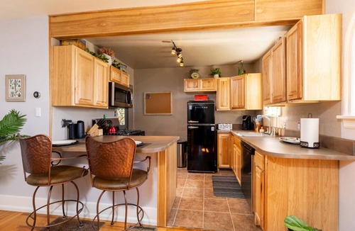 Altamont House | Quiet, Comfortable Home in Pacific Terrace - Near Downtown, Sky Lakes & OIT
