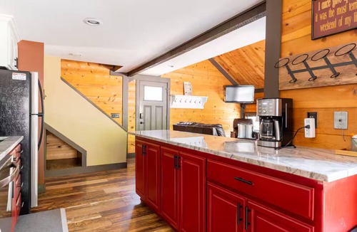 Overlook Park Ski Chalet | Quiet Cul-De-Sac, Walk to SHARC w/free passes, Hot Tub, AC, Sleeps 13!