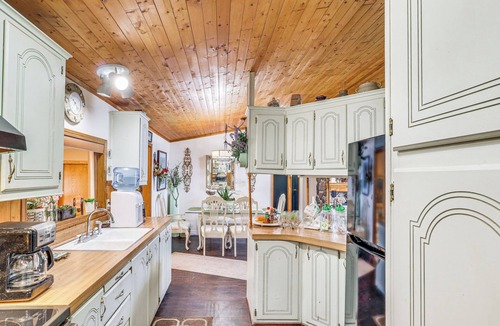 Dolan Springs House | Quiet Dolan Springs Home w/Patio, Mountain Views!