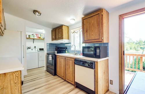 Florence Cottage | Quiet Lakefront Retreat < 2 Mi to Heceta Beach!