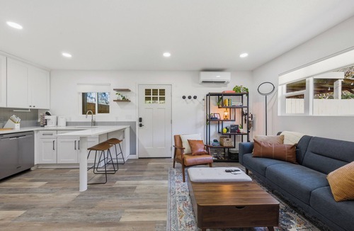 Sheridan Cottage | Quiet Modern Farm Retreat - 30+ Day Stay for Creatives & Couples - Work Friendly
