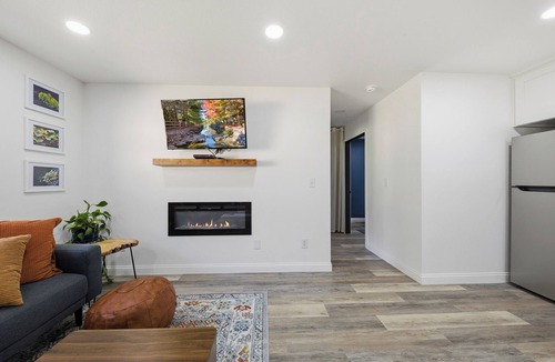 Sheridan Cottage | Quiet Modern Farm Retreat - 30+ Day Stay for Creatives & Couples - Work Friendly