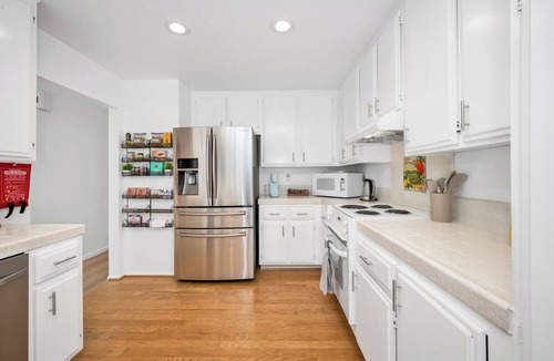 Newport Shores Apartment | Quiet Newport Home w/2 Kings/Office/Walk to Ocean