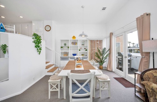 Newport Shores Apartment | Quiet Newport Home w/2 Kings/Office/Walk to Ocean