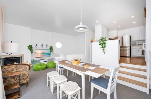 Newport Shores Apartment | Quiet Newport Home w/2 Kings/Office/Walk to Ocean