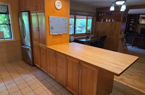 Western House | Quiet private garden home 2 queen brms, huge kitchen. Feel right at home.