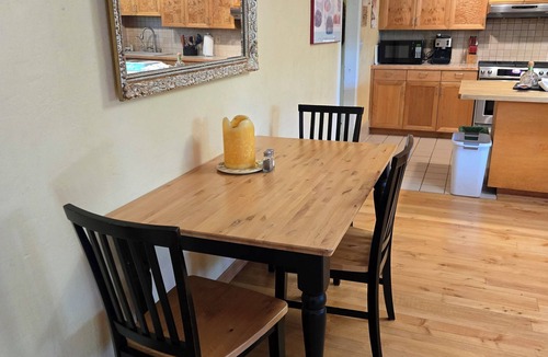 Western House | Quiet private garden home 2 queen brms, huge kitchen. Feel right at home.