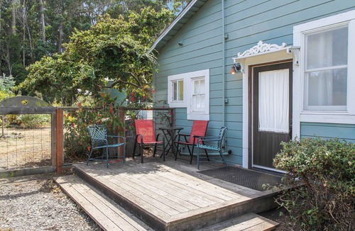 Albion Cottage | Quiet, quaint, quintessential cottage in Solitude with kitchenette & free WiFi