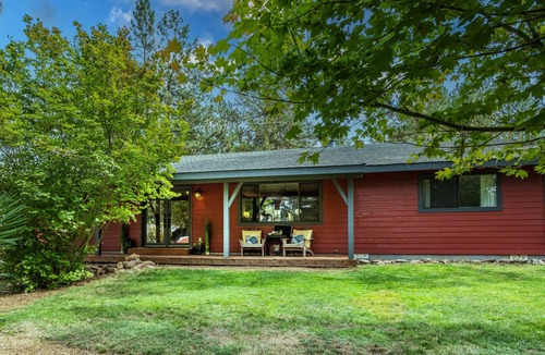Deschutes River Woods Cabin | Quiet River Bend Cabin | Hot Tub + Near the River, Old Mill District, Hiking