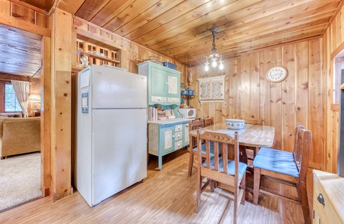 Zigzag Cabin | Quintessential dog-friendly cabin in the woods, within short walk of the river