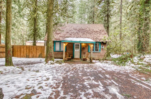 Zigzag Cabin | Quintessential dog-friendly cabin in the woods, within short walk of the river