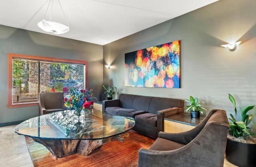 Cully Hotel | Radisson Hotel Portland Airport