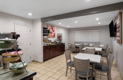 Downtown Hotel | Ramada Bayside Inn & Suites Eureka