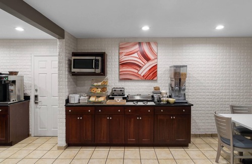Downtown Hotel | Ramada Bayside Inn & Suites Eureka